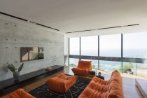 Sofás e otomano na moderna sala de estar — Fotografia de Stock