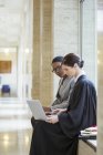 Giudice e avvocato che lavorano su laptop in tribunale — Foto stock