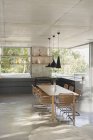 Moderna, casa de lujo escaparate cocina interior con mesa de comedor - foto de stock