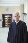Судья улыбается в зале суда — стоковое фото