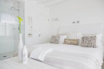 Camera da letto di lusso casa moderna — Foto stock
