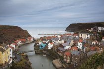 Village and bay, Staithes, Yorkshire, Royaume-Uni — Photo de stock