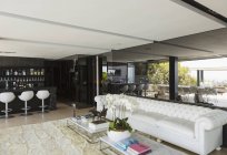 Sofa und Bar im modernen Haus — Stockfoto
