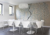 Wall art e lampadario in sala da pranzo moderna — Foto stock