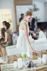 Frau deckt Tisch bei Dinnerparty — Stockfoto