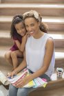 Mutter und Tochter schauen gemeinsam durch Farbmuster — Stockfoto