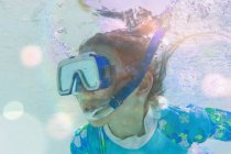 Cerca chica snorkeling bajo el agua - foto de stock