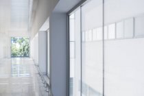 Пустой длинный офисный коридор в здании — стоковое фото