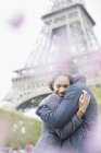 Пара обнимающихся перед Эйфелевой башней, Париж, Франция — стоковое фото