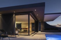 Illuminato casa moderna vetrina esterna di notte — Foto stock
