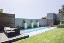 Piscine moderne et patio pendant la journée — Photo de stock