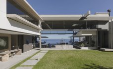 Sonnige moderne, luxuriöse Wohnung Schaufenster Außenhof und Haus — Stockfoto