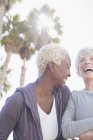 Две пожилые женщины смеются вместе — стоковое фото