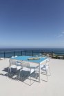 Table sur patio avec vue sur l'océan — Photo de stock