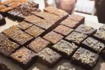 Vue rapprochée variété de brownies savoureux exposés — Photo de stock