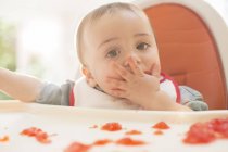 Bambino ragazzo mangiare gelatina dessert in seggiolone — Foto stock