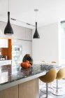 Lampes et vase dans la cuisine moderne — Photo de stock