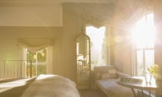 Sonne scheint im Luxus-Schlafzimmer — Stockfoto