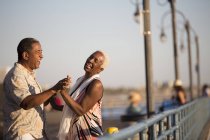 Couple sénior dansant sur quai — Photo de stock