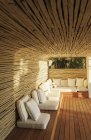 Подушки на солнечном деревянном патио — стоковое фото