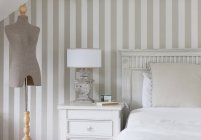Schneiderinnen Modell und Bett im femininen Schlafzimmer — Stockfoto