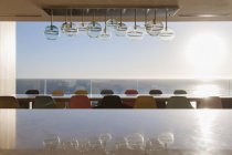 Mesa de comedor larga con vistas al océano - foto de stock
