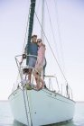 Couple debout sur l'avant du bateau — Photo de stock