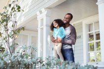 Heureux père et fille sur le porche — Photo de stock