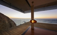 Terraza contra el mar en casa moderna - foto de stock