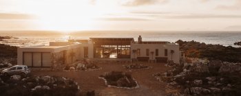 Hochwinkelblick auf Luxus-Haus mit Blick auf das Meer bei Sonnenuntergang — Stockfoto