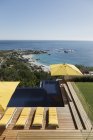 Vista dell'oceano oltre la piscina di lusso e il patio — Foto stock