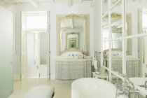 Vue intérieure de la salle de bain de luxe — Photo de stock