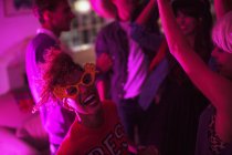 Lachende Freunde tanzen gemeinsam auf Party — Stockfoto
