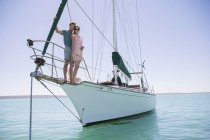 Casal em pé na frente do barco — Fotografia de Stock