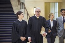 Juízes e advogados que atravessam o tribunal — Fotografia de Stock