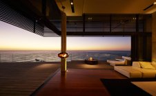 Тераса на світанку в розкішний сучасний будинок — стокове фото
