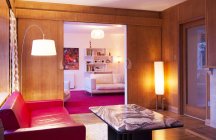 Sala de estar iluminada com painéis de madeira — Fotografia de Stock