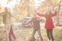 Сім'я грає в осінньому парку разом — стокове фото