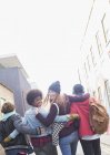 Jovens amigos felizes andando juntos na rua da cidade — Fotografia de Stock
