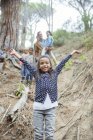 Menina segurando braços na floresta — Fotografia de Stock