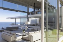 Moderne, maison de luxe vitrine salon intérieur avec vue sur l'océan — Photo de stock