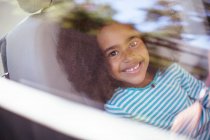 Портрет счастливой девушки на заднем сиденье автомобиля — стоковое фото
