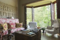 Zimmer und geöffnetes Fenster in luxuriösem modernen Haus — Stockfoto