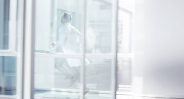 Médico correndo no corredor do hospital — Fotografia de Stock