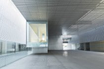 Modernes Bürogebäude tagsüber — Stockfoto