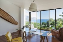 Bureau à domicile moderne avec vue sur l'océan — Photo de stock
