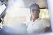 Чоловік водить машину в сонячний день — стокове фото