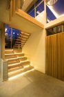 Освітлені сучасні сходи біля фойє в розкішному будинку — стокове фото