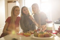 Портрет дівчат-підлітків, які їдять на сонячній кухні — стокове фото