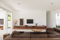 Sala de estar moderna dentro de casa durante o dia — Fotografia de Stock